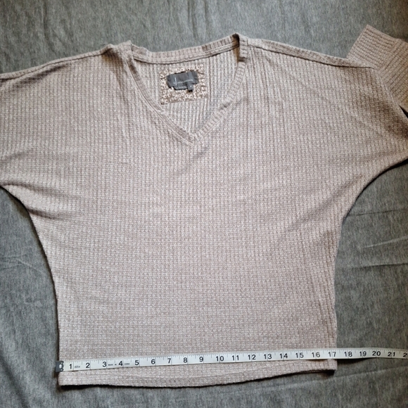 By Antropologie Light Taupe V-Neck Knit Top - Picture 4 of 12